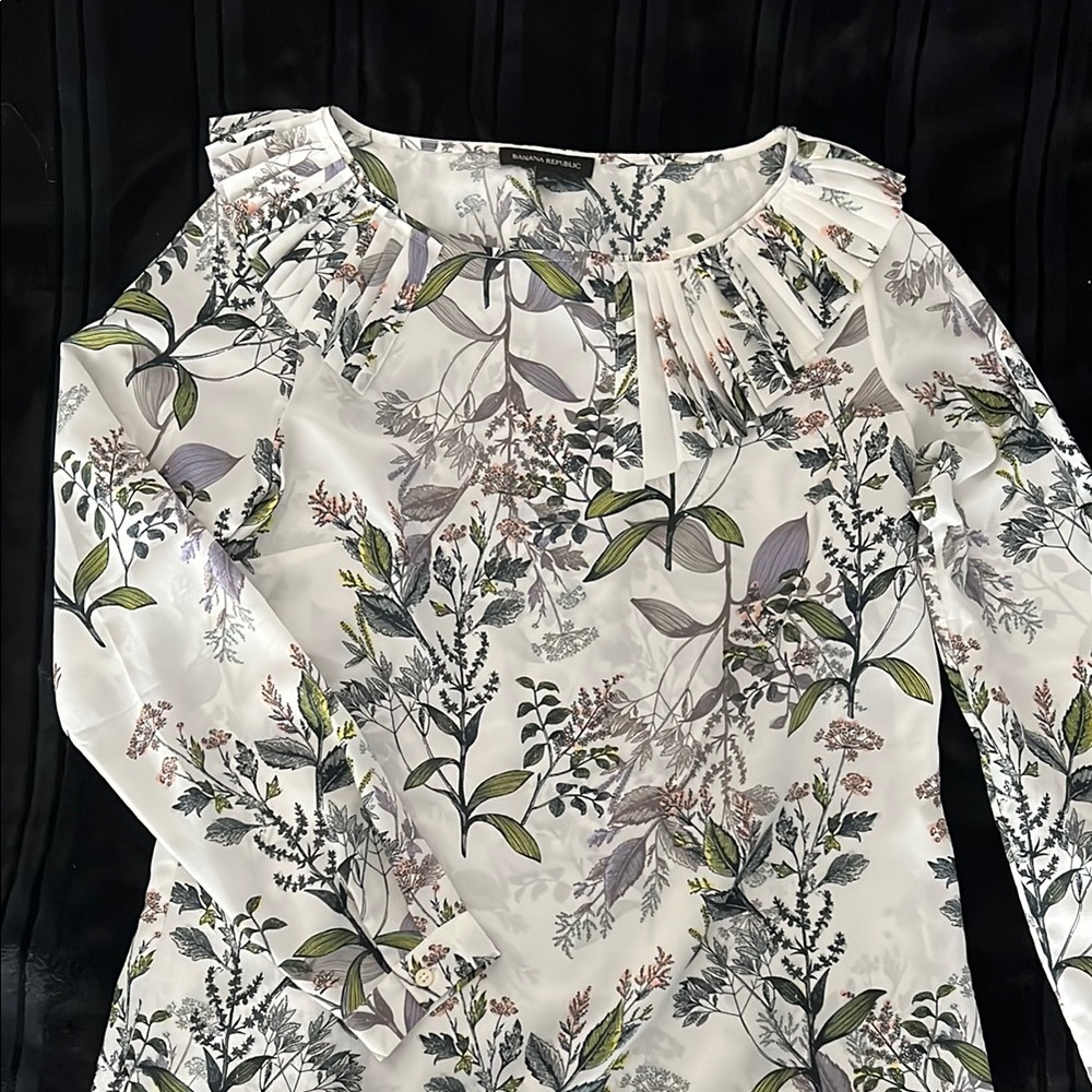 Banana Republic White Floral Ruffle Neck Blouse